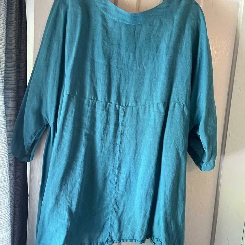 Size large, but more like a 2X please teal linen shirt - Picture 6 of 12